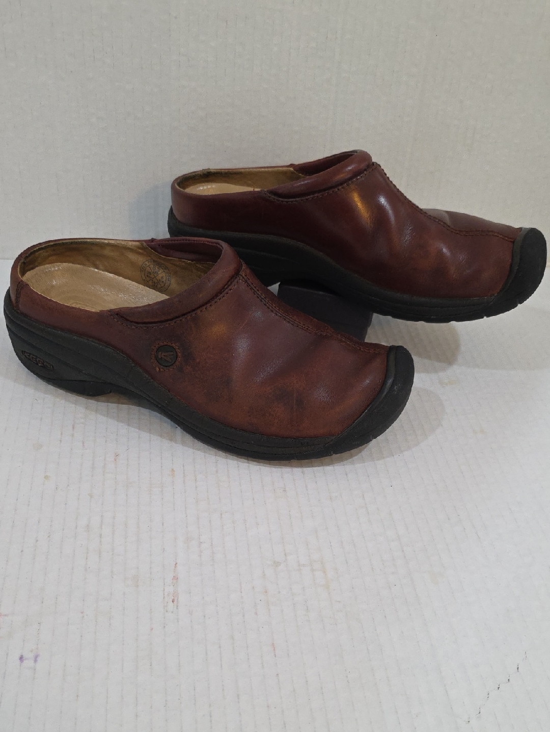 Keen Womens Slip-On Clogs In Dark Brown/Cherry Leather Size 8.5